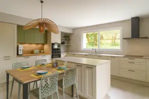 Conception 3D cuisine familiale avec îlot et coin repas