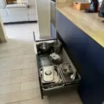 Cuisine sur mesure bleu roi et plan compact – avis client Fabrice – Martinique