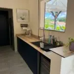 Cuisine sur mesure bleu roi et plan compact – avis client Fabrice – Martinique