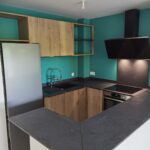 Cuisine en U sur mesure au Lamentin avec grand plan de travail anthracite