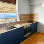Cuisine sur mesure Bleu Cosmique avec plan de travail Chêne Halifax à Fort-de-France en Martinique